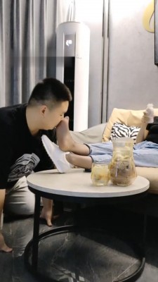 【辣姐】圈养狗犬化伺候主人-喝泡袜子水 JS23071305