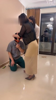 【梓夫人】姐妹花暴打修理工-圣水泥巴/重度鞭打 bf30585