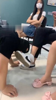 【橙宝】5S学生主-轮流舔鞋骑马转胯/脚踩喂食/气味羞辱 bf30594