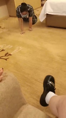 【爱可呀】母畜-舔皮鞋白袜/揪耳朵/舔脚趾/骑马叼白袜【完整版】bf30745