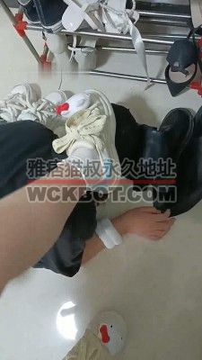 【爱可呀】女神学姐的人体鞋架/吸味舔鞋底/踩舌钻胯 bf31256