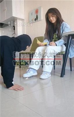 【吴迪】素人小姐姐-闻鞋闻jio/踩踏喂食-舔脚 bf34466