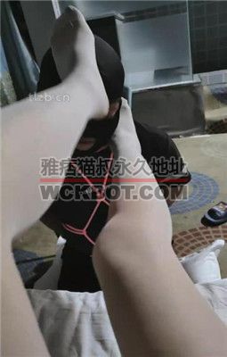 【奶糖】捆绑强制贱狗闻舔丝袜臭脚 JS23102604