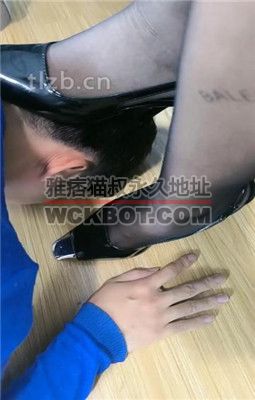 【肉肉】高跟跪舔黑丝脚插嘴 bf34632