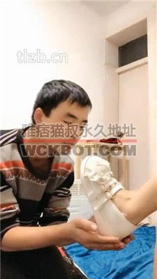 【鱼子酱】跪舔萝莉S的脏鞋子 bf35768