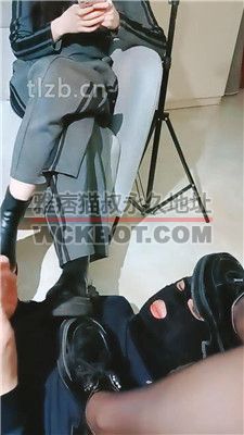 【文文文】双素人S-脚下脏鞋臭脚踩地毯狗【三视角版】 JS231226-1