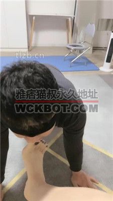 【若冰】仔细跪舔原味裸足脚趾 JS240113-10