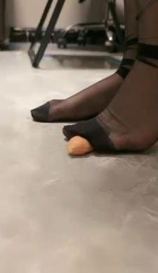 【香芋朱朱】黑丝脚踩踏喂食/伺候沐足/闻鞋踩踏 JS240206-13