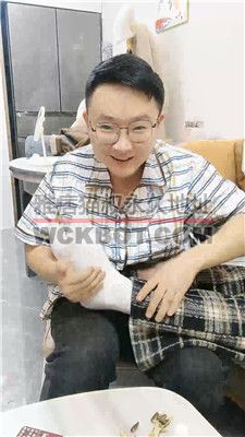 【青岛大混子】睡前白袜脚恋足舔【完整版】 JS2402017-13