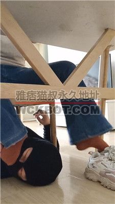 【樱樱】桌底视角-高中生S让狗除脚臭【上】 JS240221-6