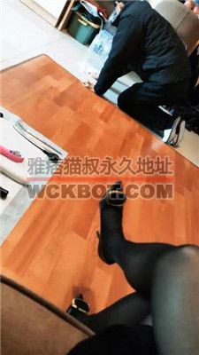 【蛮蛮女王】奴隶下跪做家务 JS240227-8