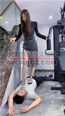 【麋鹿银儿】模特S-高跟全体重踩/脚底喂食/腿绞掐脖窒息 bf39621