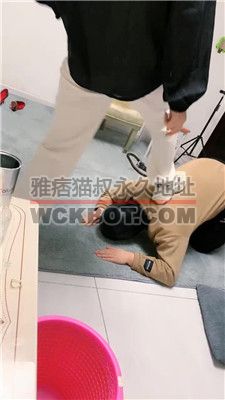 【蜜糖情侣】运动鞋踩虐/舔脏鞋/抽耳光/人体烟灰缸/囚禁狗笼 JS240330-6