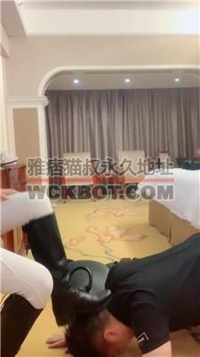 【蜜蜜骑士】马术女教练-给狗戴马鞍骑马狗爬/长靴全体重踩舔闻jiobf40270