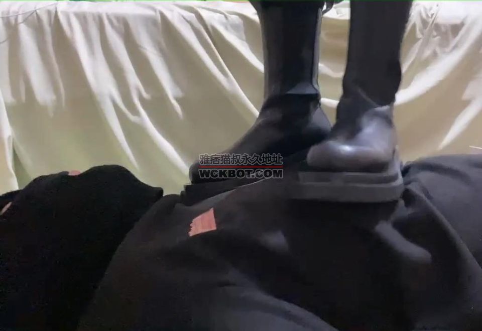 【萧萧sama】短靴子踩虐地毯狗 JS240511-11