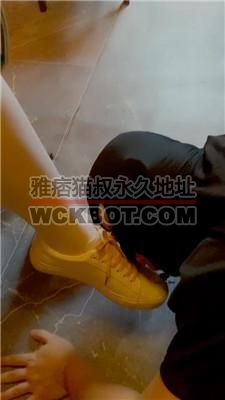 【芊芊】双S-清理脏鞋白袜/骑狗背/脚踩喂食【双视角】JS240705-7