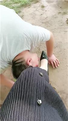 【你的女王】户外跪舔脏鞋臭脚 JS240727-9