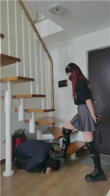 【文文文】长靴踩虐鞭打/清理脏鞋底/转胯闻舔白袜 bf43719