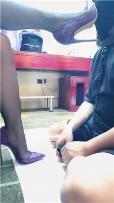 【长沙小雪】黑丝高跟踩虐地毯奴 JS240825-6