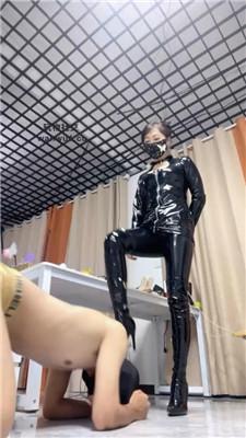 【喵主】转胯狗爬/鞭打/虐乳/踩踏喂食 bf43978