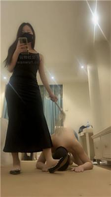 【漫漫大人】长裙肉丝深喉玩虐/鞭打/舔脏鞋 bf44111