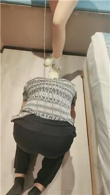 【青岛00后学生主】清理脏板鞋棉袜+高跟/臭脚狂舔捂脸踩踏 JS240915-1