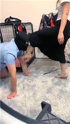 【露娜夫妻】狗链骑马遛狗/舔高跟/喂咀嚼物 JS240915-21