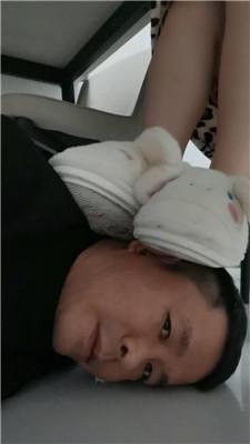 【文文文文】桌底视角-狗舌清理脏鞋/脚下喂食 JS241006-18