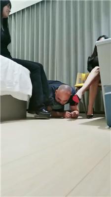 【西北傻子】双S-轮流舔脏鞋/脚下喂食 JS241008-25