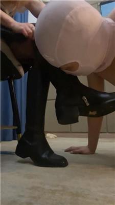 【魔鬼天使】长靴黑丝踩虐脚垫奴 JS241027-12