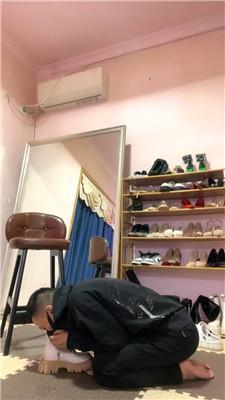 【伊晨】剧情-绿帽专场-舔脏鞋底/闻臭袜/圣水 bf46272