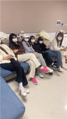 【精神小妹】群调-轮流清理学生主的脏鞋臭袜踩踏 bf46317