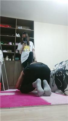 【小仙女本仙】骑狗背/白袜脚玩虐/脚插嘴【双视角版】JS241103-25