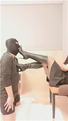 【昆明金蛰】高跟长靴踢裆踩虐/喂口水 bf46762