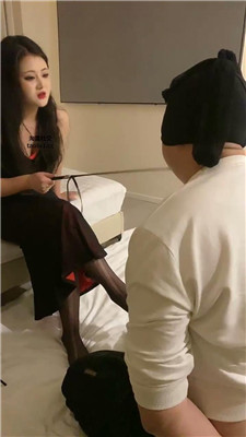 【太妹女爹】跪舔黑丝jio/鞭打 JS241114-29