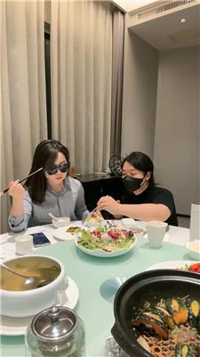 【辣姐】母畜-伺候就餐-小白鞋白袜清理舔 /吃袜子/头压马桶 bf47178