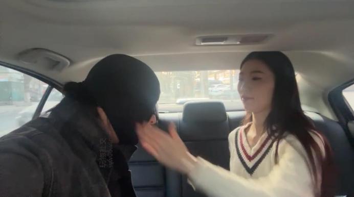 【素人挖掘机】车内素人调-手捂/耳光/闻舔运动鞋白棉袜 bf47725