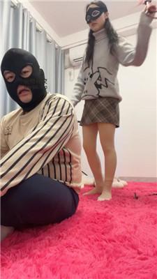 【姗姗】高跟美腿踩散鞭抽打 JS241207-51