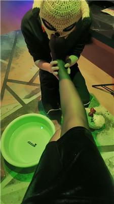 【咩祖】下跪狗嘴伺候沐足 JS250121-15