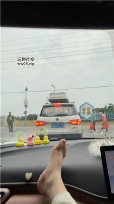 【草莓奶昔】车内调-臭脚丫狂舔 JS250205-36
