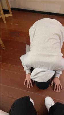 【小凤梨】下跪清理小白鞋酸臭脚丫 JS250214-31