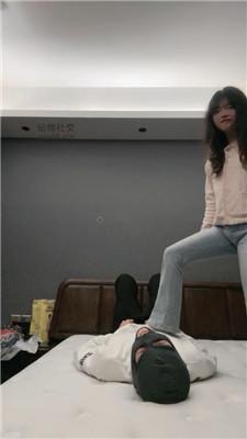 【猴歌】腿绞牛仔裤坐脸/白袜脚踩 bf50401