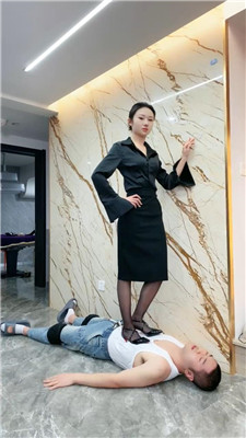 【麋鹿银儿】素人女神高跟踩/踢裆/美丽骑马 bf50815