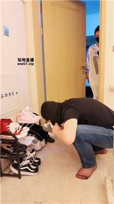 【婉儿】偷舔脏鞋的下场 bf53601