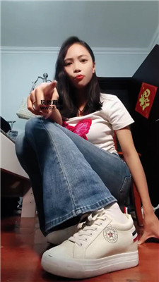 【诗诗】偷瞟白袜被同学抓    250518-16