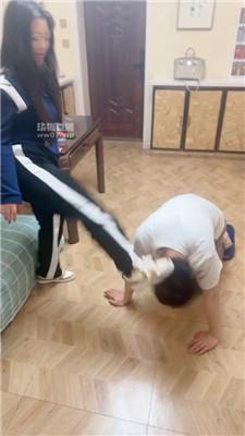 【熙熙】强迫舔脏鞋底-各种暴揍 bf54029