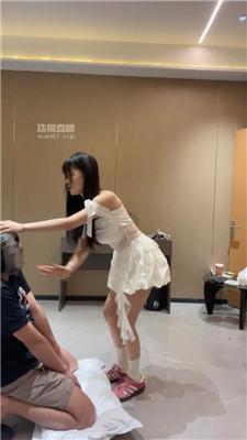 【婉纱】粉鞋白袜女神暴力踢踹 bf54393