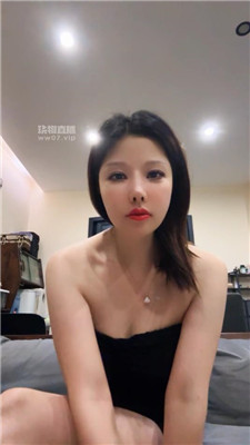 【无敌娘子】滚进来跪在妈妈脚边伺候    250609-23