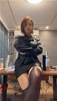 【奎茵】跪在女上司脚下叫妈妈    250616-6