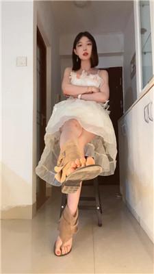 【佳佳】奶狗清理脏鞋底-裸足舔 bf56134